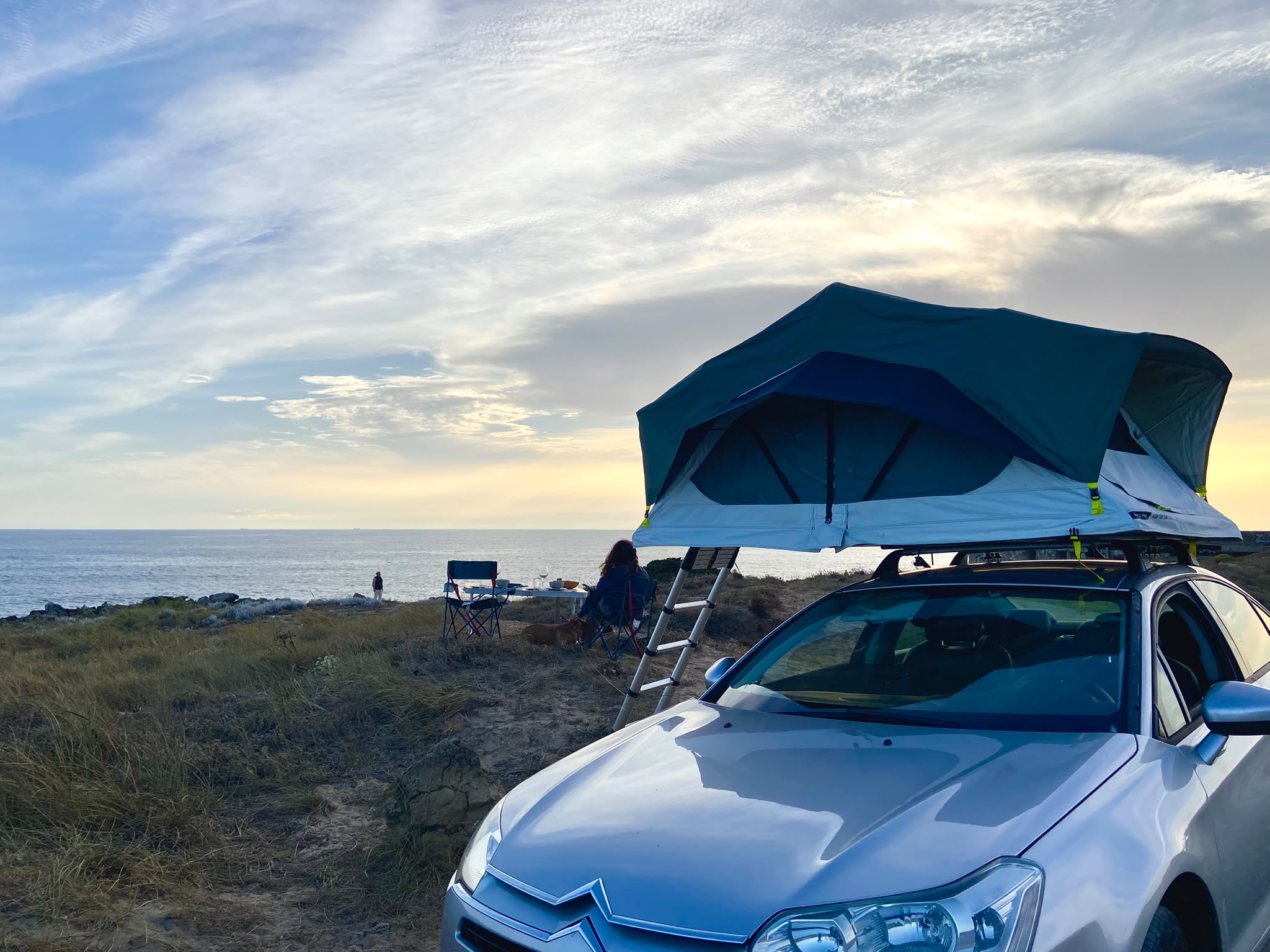 Tenda de Tejadilho junto ao mar ao pôr do sol
