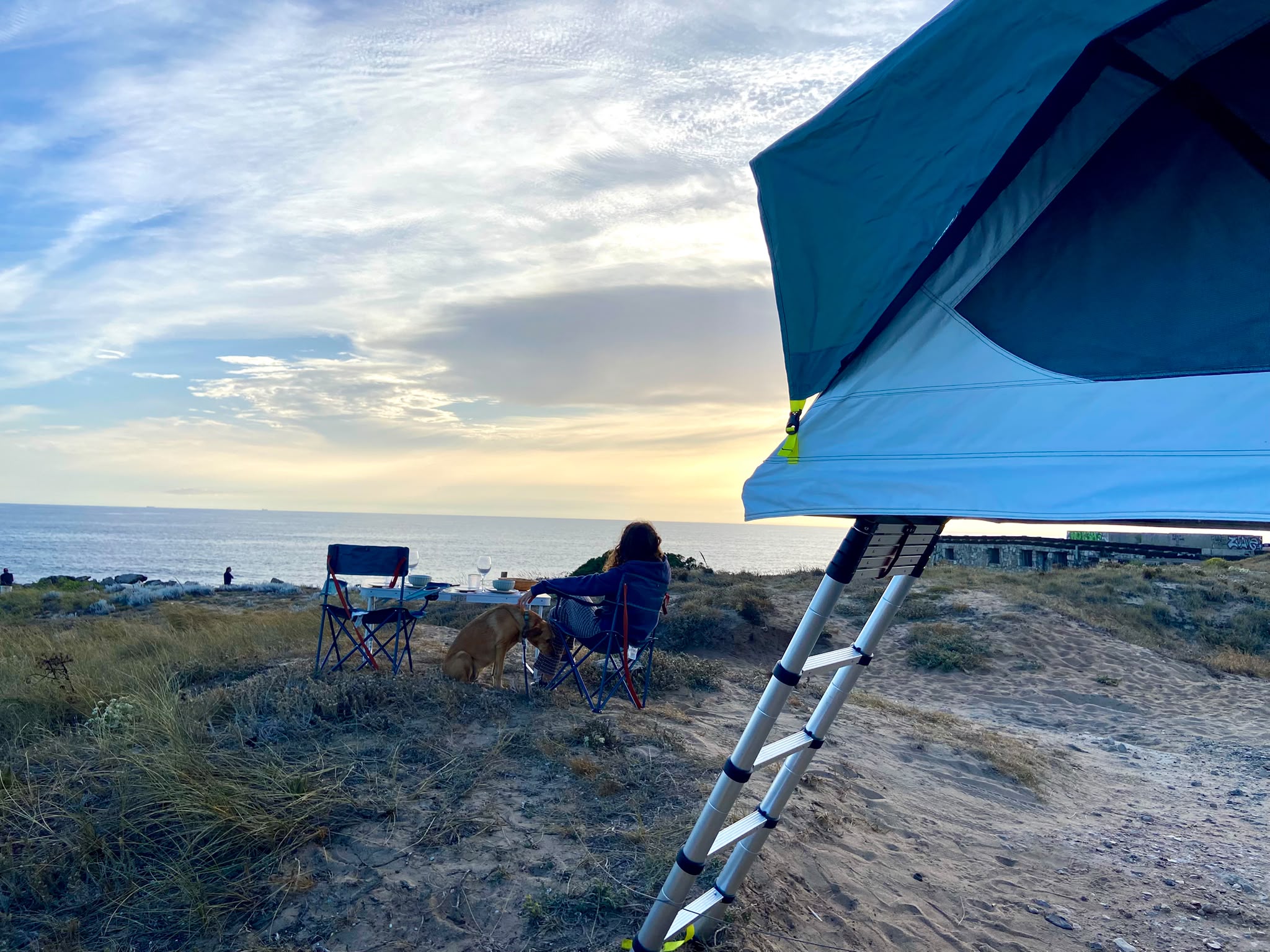 Tenda de Tejadilho junto ao mar
