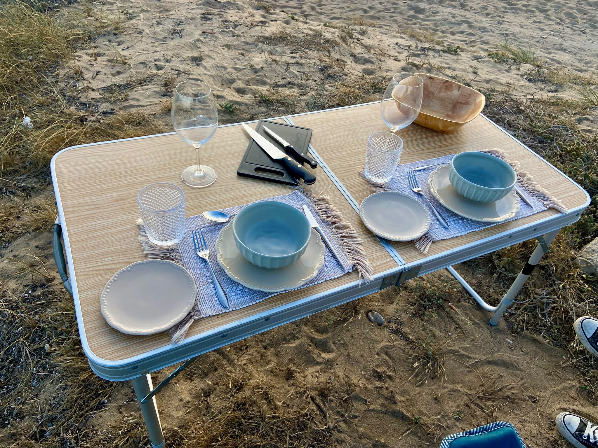 Kit de loiça e mesa de campismo